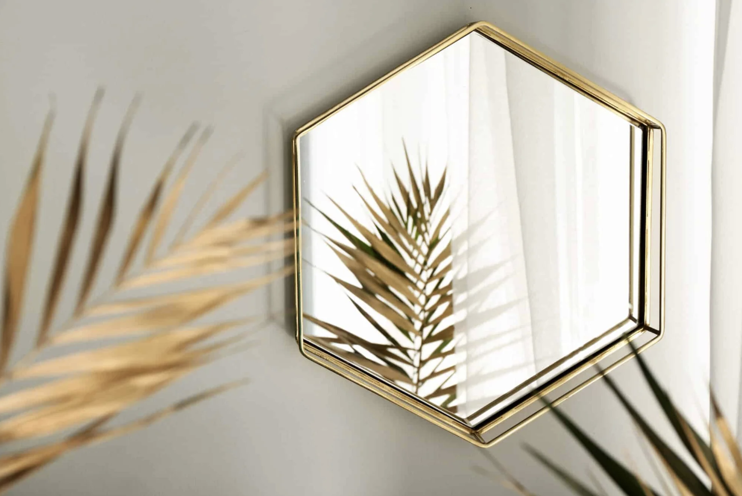 Oglinzi decorative folosite pentru lumină și profunzime în casă